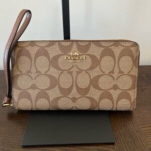 NWOT Coach Tan and Brown Signature Phone Wallet